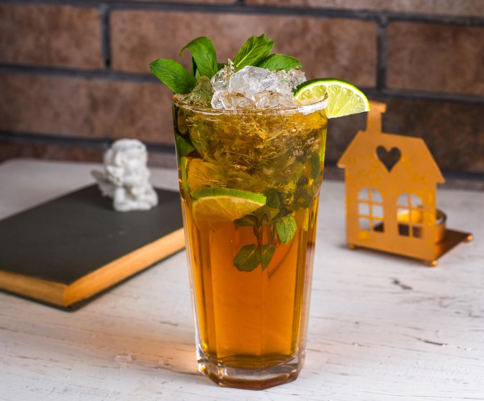 Mate Mojito con abundante menta, hielo y rodajas de lima